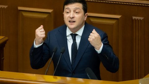 10 пассажиров - в маршрутку, 20 - в троллейбус и трамвай: Зеленский ограничил количество людей в транспорте