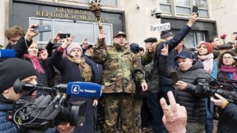 В Кишиневе тысячи протестующих вышли на центральную улицу и требуют отставки правительства