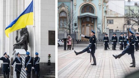 Біля Ради пройшла перша церемонія підняття прапора на честь загиблих нацгвардійців, вбивці яких досі не покарані