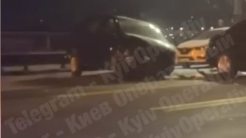 У Києві увечері на мосту Патона сталося дві великі ДТП з постраждалими