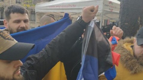 В Париже перед Елисейским дворцом разорвали российский флаг