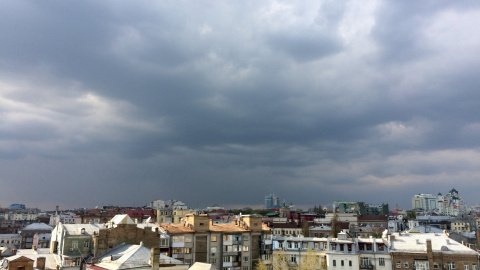 В Киеве облачно с прояснениями.