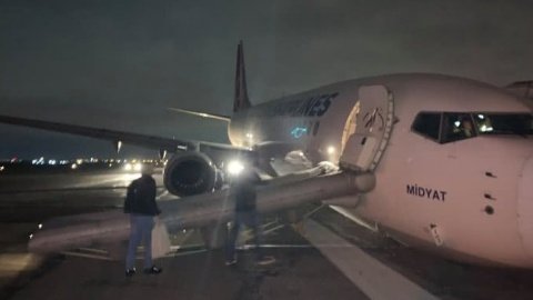 У самолета из Стамбула при приземлении в Одессе подломилось шасси из-за штормового ветра