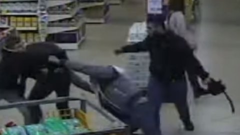 Избиение охранника в киевском магазине. Скриншот видео: полиция