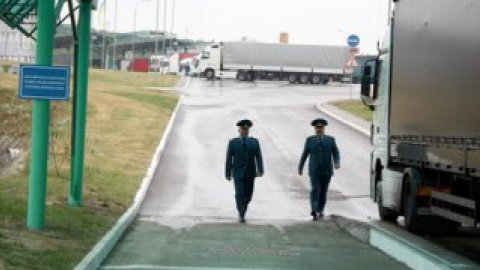 Пограничники Сумского отряда задержали автомобиль с контрабандой спирта.