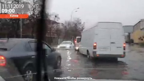 Утренний осенний ливень превратил улицы Киева в реки, движение затруднилось