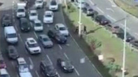 В центре Киева посредине пробки два водителя не "поделили дорогу" и подрались