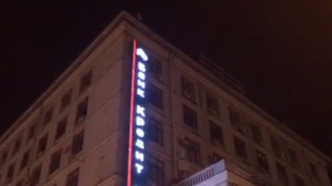 Людина хоче стрибнути з даху. Скріншот відео "Київ Оперативний"