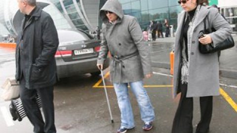 Басков захотів пересуватися з ціпком, це краще, ніж їхати в інвалідній колясці.