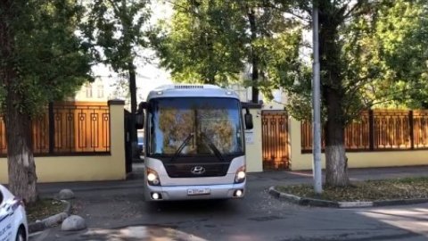 Автобуси виїхали з "Лефтерово". Скріншот відео facebook.com/RomanTsymbaliuk
