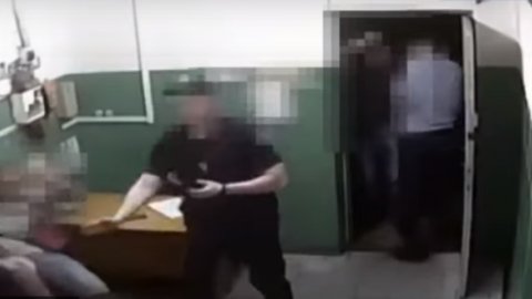 Правозащитники рассказали, как полицейские в харьковском метро систематически избивали, грабили и пытали пассажиров