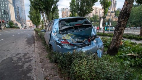 Таксист вылетел на аллею и снес дерево в Печерском районе Киева из-за пешехода