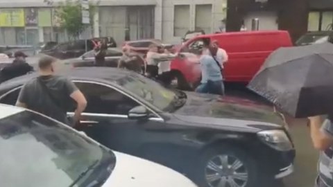 Нападение на кортеж Порошенко. Скриншот видео facebook/volodymyr.ariev