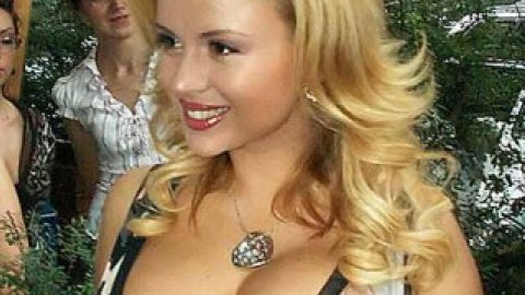 Семенович намагається робити все, щоб про її бюст не написали ні рядка.