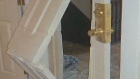 Матеріальний збиток домовласникові пообіцяли відшкодувати за зламані двері.