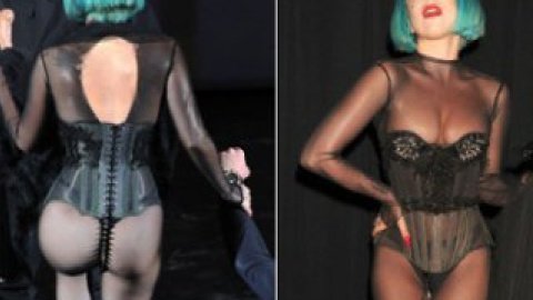 На сцену GaGa вийшла вже без спідниці, сміливо продемонструвавши шипи на сідницях.
