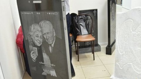 Надгробие в форме iPhone. Фотограф: Влад Комяков
