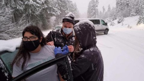 Медики в США вакцинируют людей в снежных заторах. Фото: Josephine County Public Health