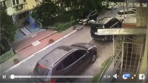 Мотоцикліст збив дитину. Скріншот відео.