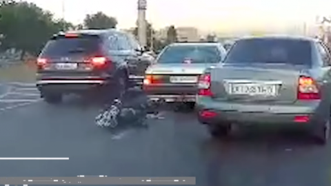 Байкера викинуло з мотоцикла посеред дороги в потік машин на Окружній у Києві