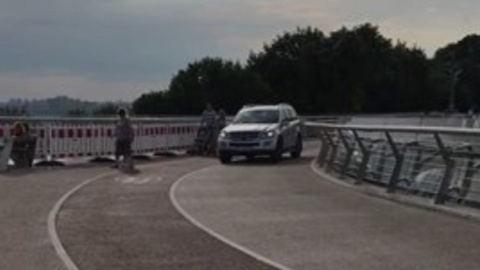 Автомобіль заїхав на пішохідний міст у Києві. Скріншот відео facebook.com/makahon