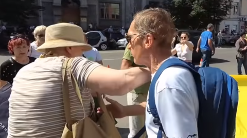 Противник Зеленського вдарив його прихильницю по обличчю під будівлею КС