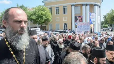Под Винницкой ОГА верующие просят не допустить рейдерского захвата 20 приходов, - УПЦ