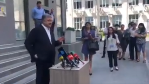 Порошенко забув привітати журналістів на брифінгу, але повернувся, щоб виправитися