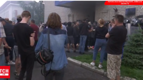 У Переяславі-Хмельницькому поліцію закидали петардами