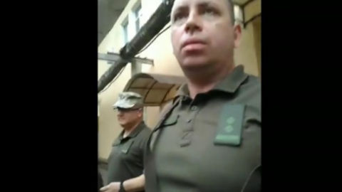 У Херсоні військові вручали повістки до військкомату на прохідній заводу