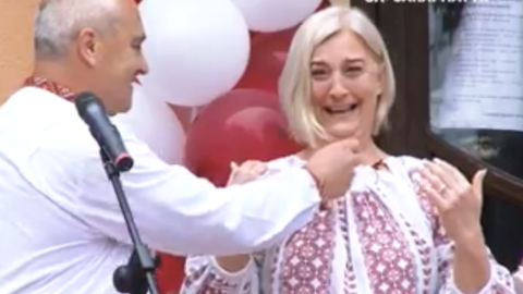 Відео дня: горобець влетів у груди вчительці на останньому дзвонику в Мукачеві