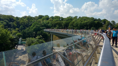 Ще одне скло пішло тріщинами на скандальному мосту в Києві