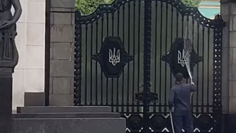 Відео дня: ворота Верховної Ради полили зі шлангу перед інавгурацією Зеленського