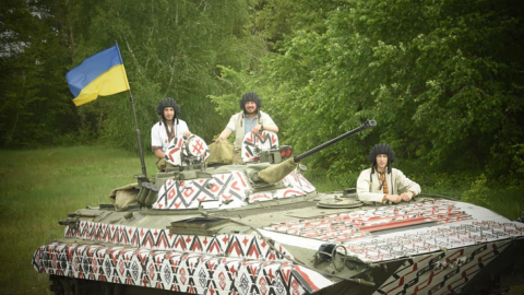 Українські бійці "одягли в гірничо-штурмову вишиванку" БМП