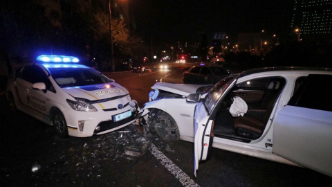 Патрульна машина врізалася в BMW на мосту в Києві: троє чоловіків у лікарні