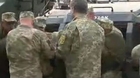 Під час промови Порошенка в Авдіївці військова поруч із ним втратила свідомість