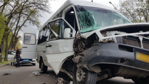 У Миколаєві маршрутка врізалась у вантажівку, є постраждалі