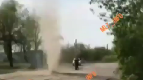Відео дня: вулицями Мелітополя поруч з людьми пронісся потужний смерч