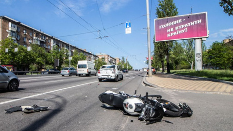 Байкер протаранив таксі Uber на бульварі Дружби народів у Києві