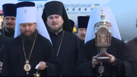 Благодатний вогонь із Храму Гробу Господнього привезли в Україну