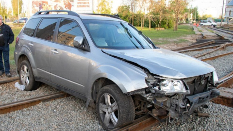 У Києві Subaru вилетів на тротуар, збив пішохода і застряг на рейках