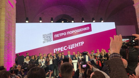 Порошенко пообіцяв молитися за Україну і заспівав гімн а капела