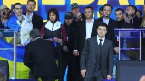 Порошенко стал на колени перед Рычковой. Фото: Главком