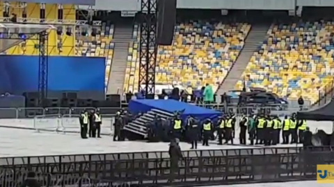 Полиция разбирает сцену Порошенко. Скриншот видео "Укринформ"
