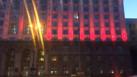 У центрі Києва будівлі "забарвилися" в червоний: опубліковано відео