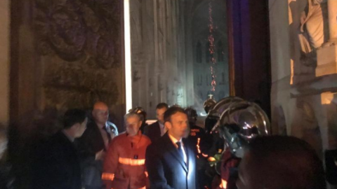 Президент Франції Макрон зайшов всередину Нотр-Дама, який ще горів, разом з дружиною