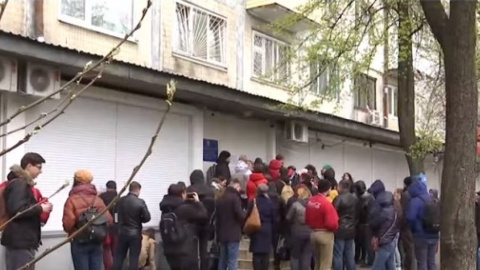 Чергу на зміну місця голосування. Скріншот відео ТСН 