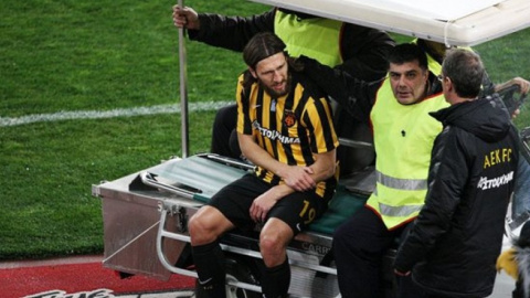 У футболиста трещина кости руки. Фото: Novasports.gr