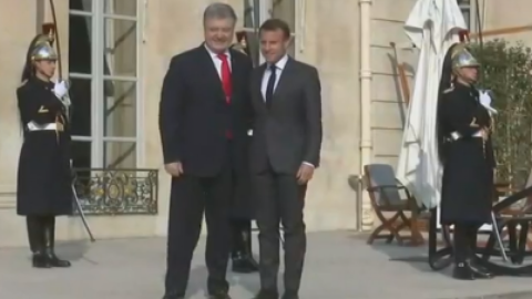 Макрон і Порошенко зустрілися в Парижі