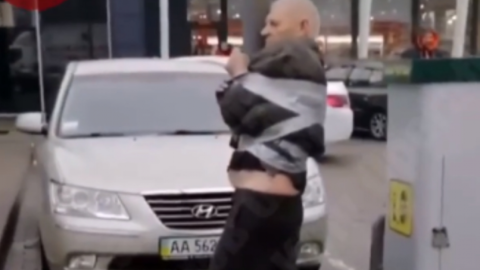 У Києві п'яного винуватця ДТП прив'язали до стовпа